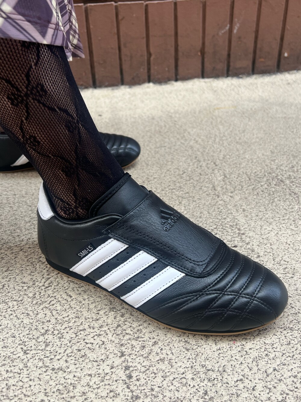 ブラウン系のトップス、ブラック系のシューズを着用したレディースの冬コーディネートの4枚目の写真