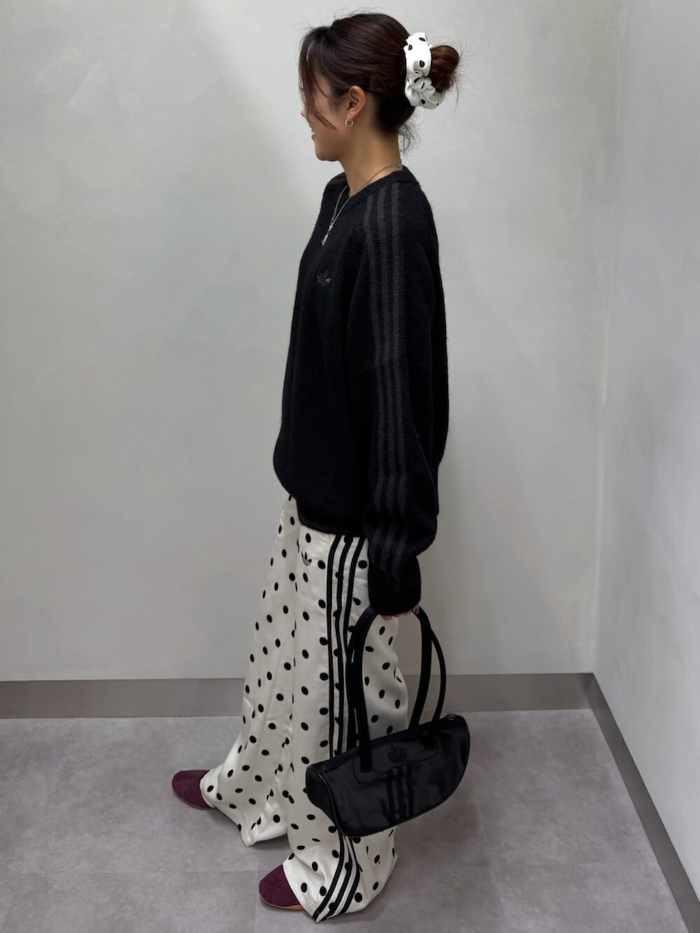 ホワイト系のその他パンツ、ブラック系のショルダーバッグ、レッド系のスニーカーを着用したレディースの秋コーディネートの2枚目の写真