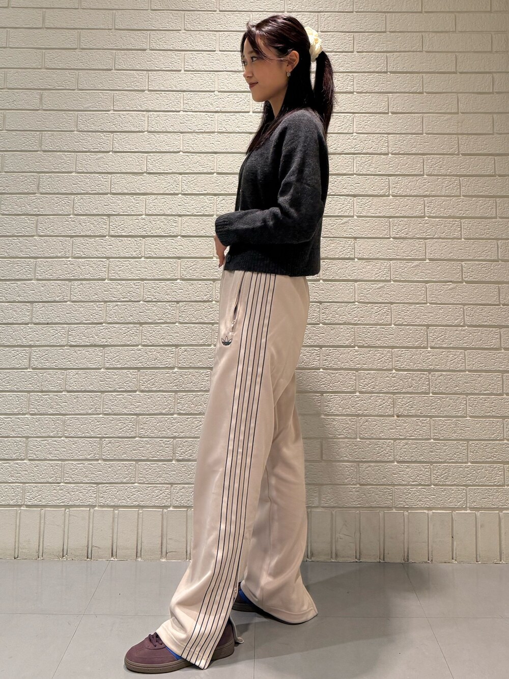 ベージュ系のその他パンツ、レッド系のスニーカーを着用したレディースの秋コーディネートの2枚目の写真