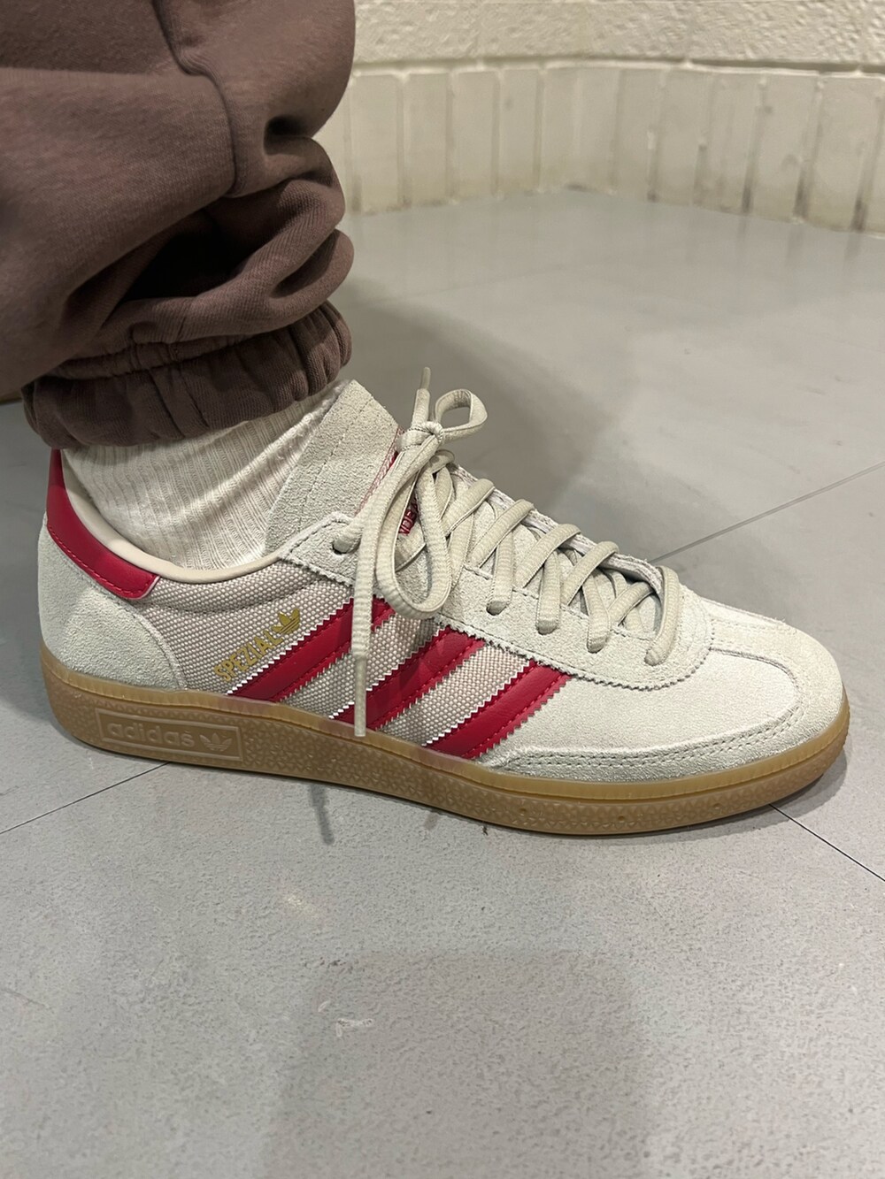 ブラウン系のパンツ、ベージュ系のスニーカーを着用したレディースの冬コーディネートの4枚目の写真