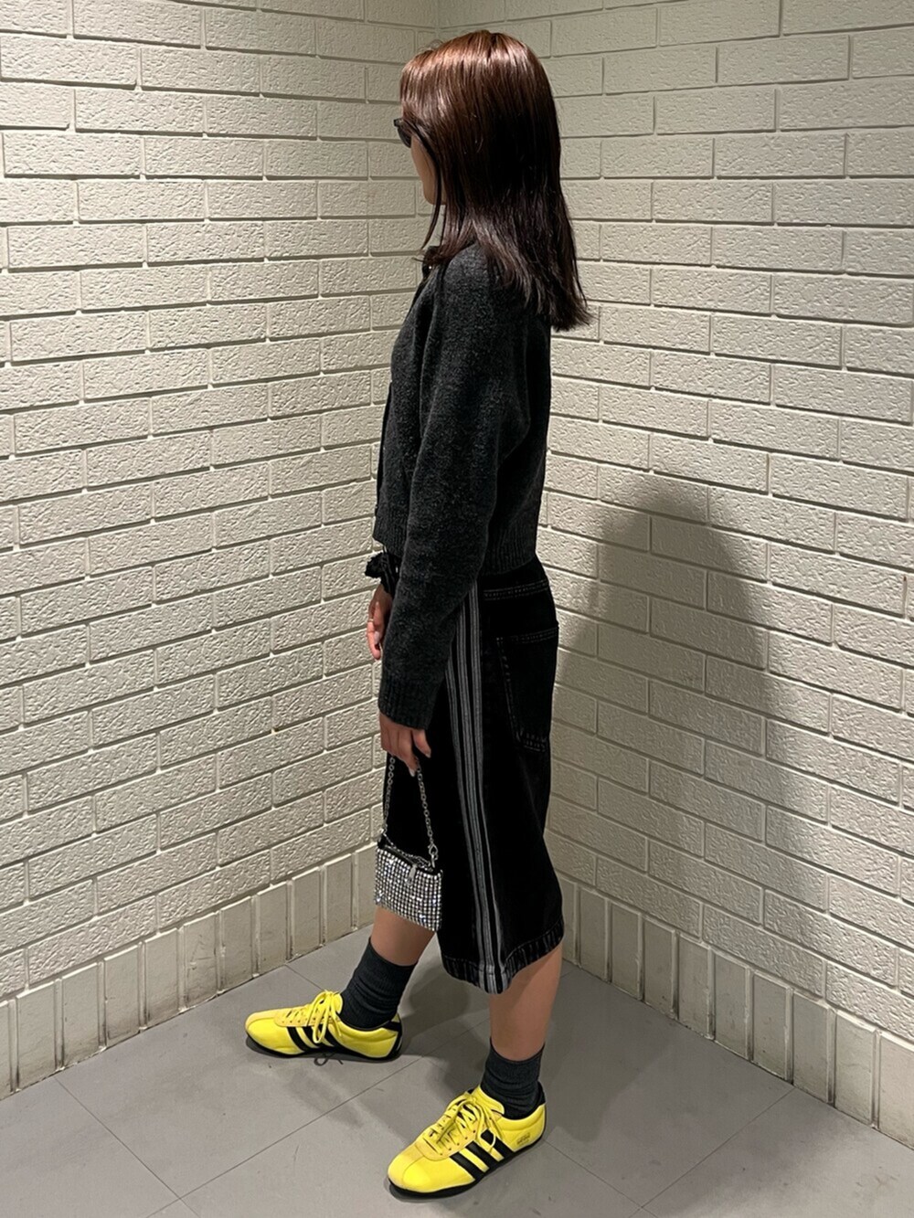 ブラック系のその他パンツ、イエロー系のスニーカーを着用したレディースの春コーディネートの2枚目の写真
