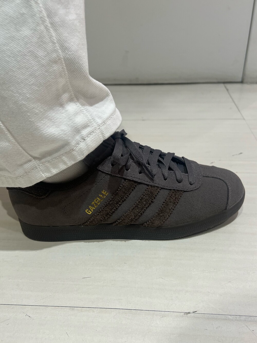 ブルー系のブルゾン、グレー系のシューズを着用したレディースの秋コーディネートの4枚目の写真