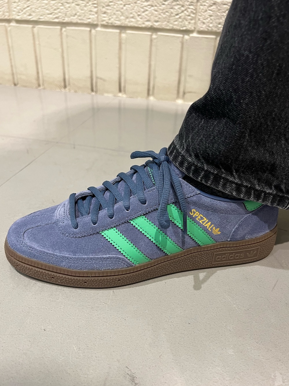 マイナさんの「アディカラー クラシックス ファイヤーバード トラックトップ（ジャージ）（adidas）」を使ったコーディネートの4枚目の写真
