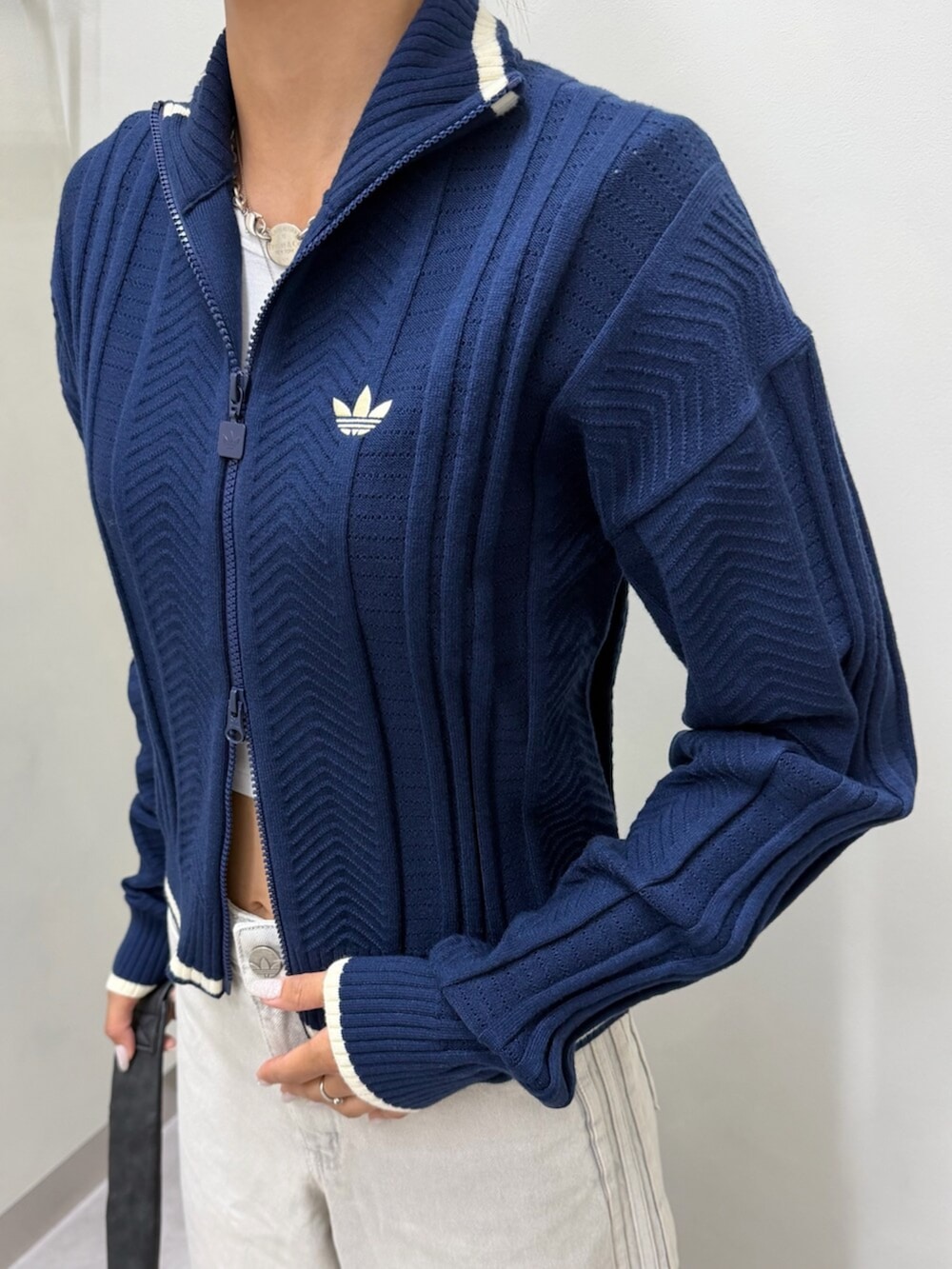 ブラック系のシューズ、ブラック系のショルダーバッグ、ブルー系のジャージを着用したレディースの夏コーディネートの3枚目の写真