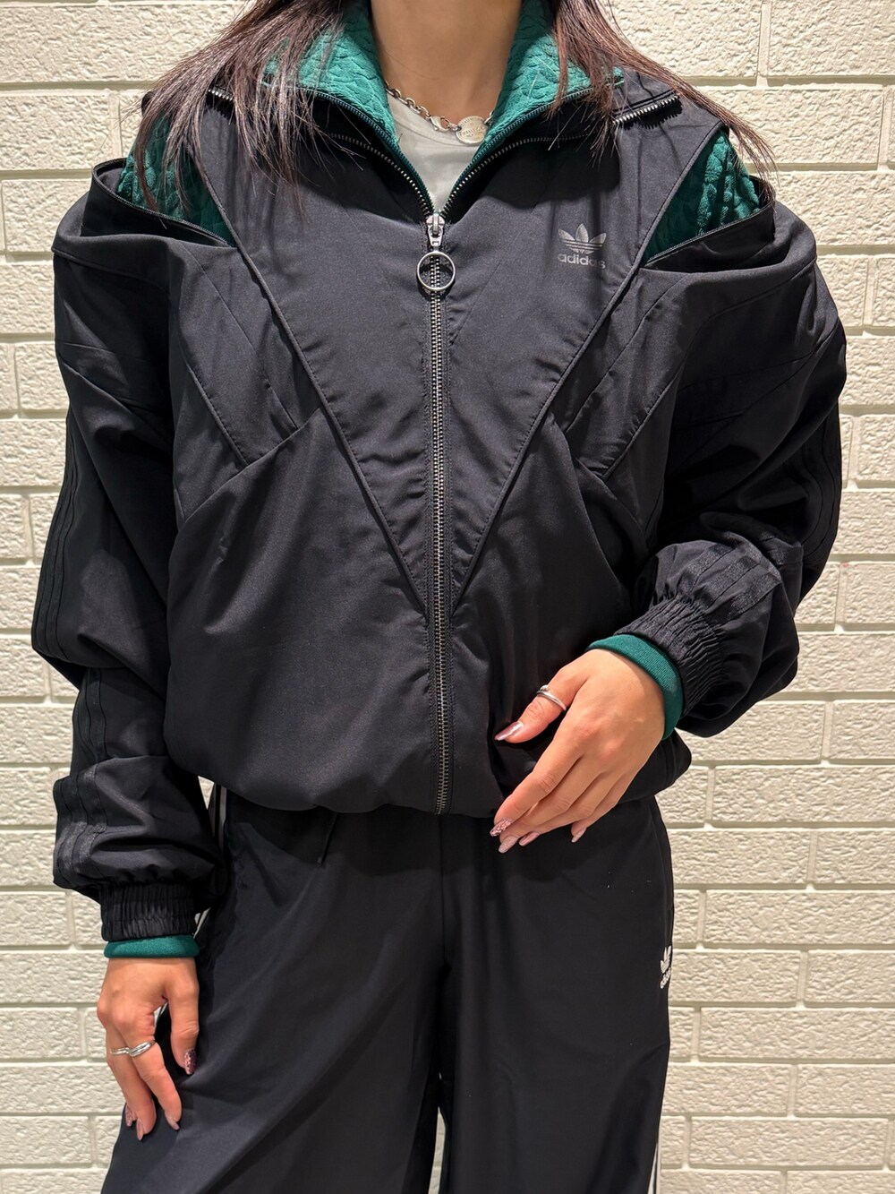 グリーン系のその他アウター、ブラック系のジャージ、ブラック系のその他パンツを着用したレディースの冬コーディネートの3枚目の写真