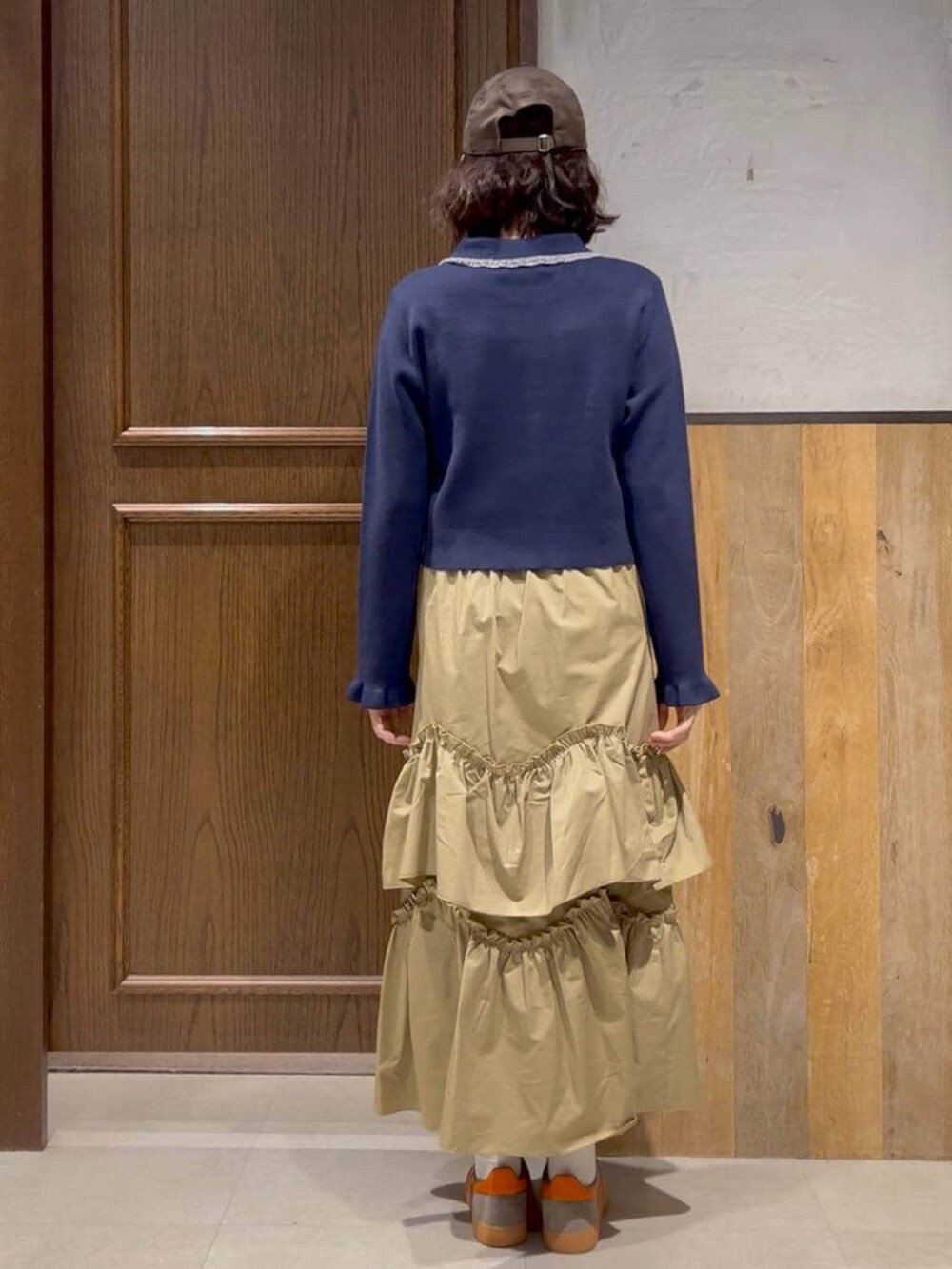 ブルー系のニット/セーター、ベージュ系のスカート、ブルー系のブルゾンを着用したレディースの冬コーディネートの5枚目の写真