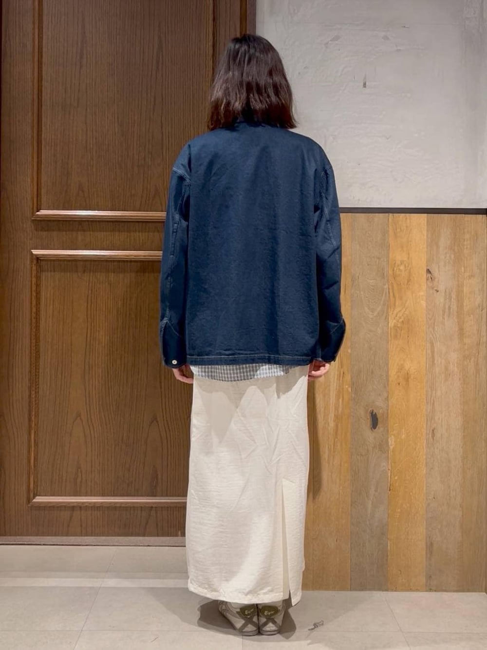 レッド系のパンプス、ブルー系のデニムジャケット、ホワイト系のシャツ/ブラウスを着用したレディースの春コーディネートの2枚目の写真