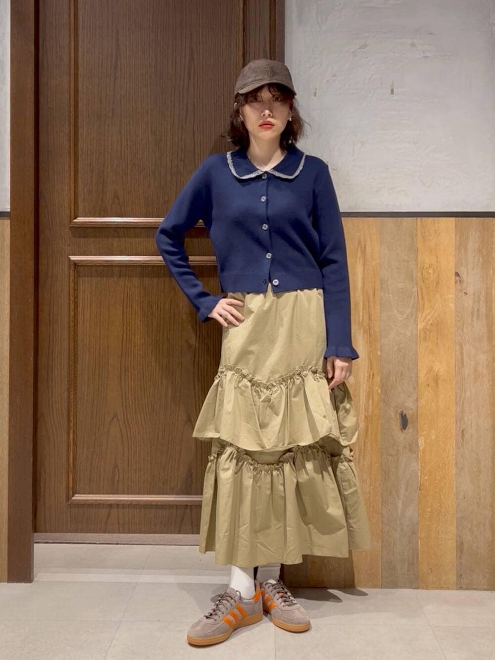 ブルー系のニット/セーター、ベージュ系のスカート、ブルー系のブルゾンを着用したレディースの冬コーディネートの4枚目の写真