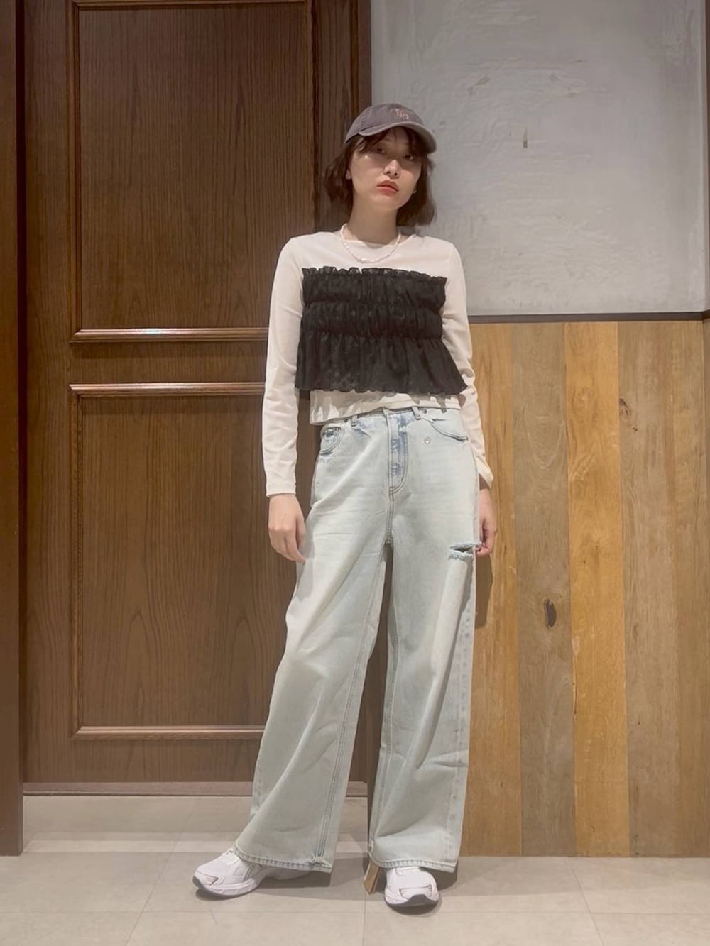 ブルー系のデニムパンツ、ホワイト系のTシャツ/カットソー、ブラウン系のブルゾンを着用したレディースの秋コーディネートの3枚目の写真
