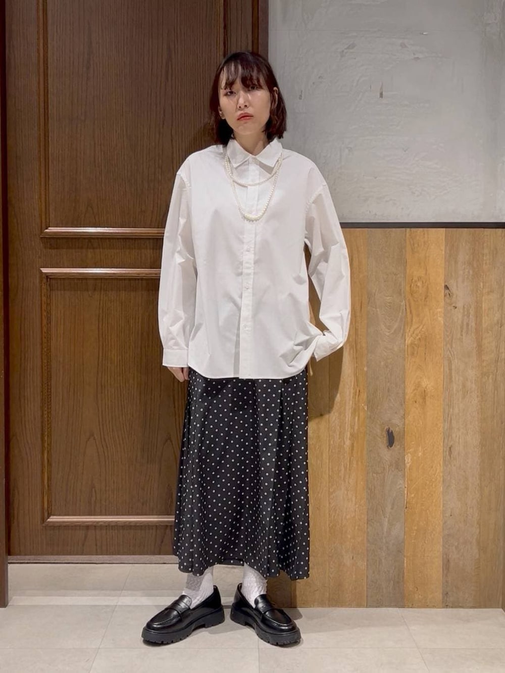 ブラウン系のテーラードジャケット、ブラック系のドレスシューズ、ホワイト系のシャツ/ブラウスを着用したレディースの冬コーディネートの3枚目の写真