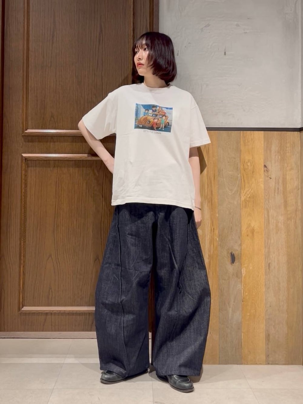 ブルー系のデニムパンツ、ブラック系のキーホルダーを着用したレディースの春コーディネートの5枚目の写真