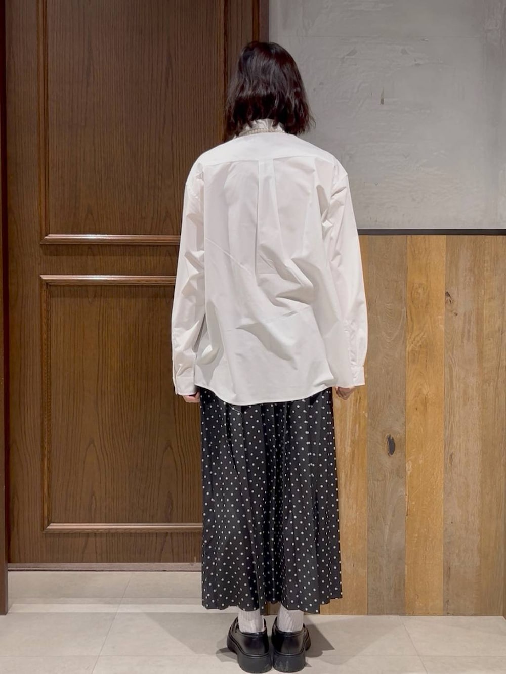 ブラウン系のテーラードジャケット、ブラック系のドレスシューズ、ホワイト系のシャツ/ブラウスを着用したレディースの冬コーディネートの4枚目の写真