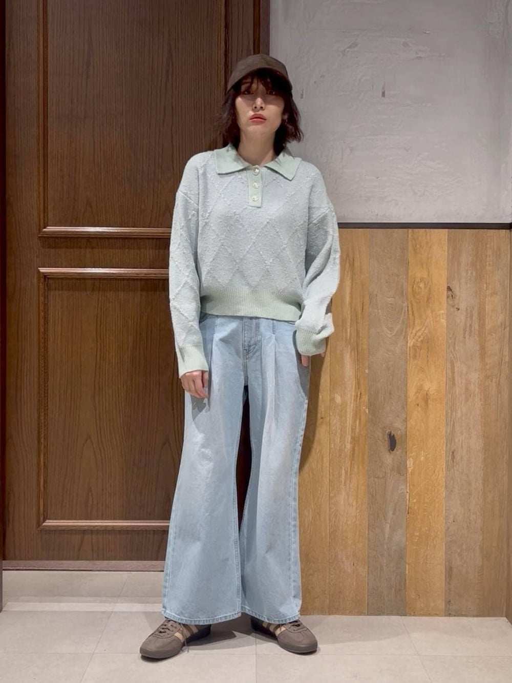 ベージュ系のスニーカー、ブルー系のデニムパンツ、グリーン系のTシャツ/カットソーを着用したレディースの冬コーディネートの3枚目の写真