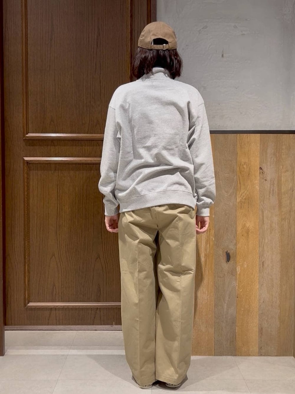 ブルー系のブルゾン、ベージュ系のチノパンツを着用したレディースの冬コーディネートの4枚目の写真