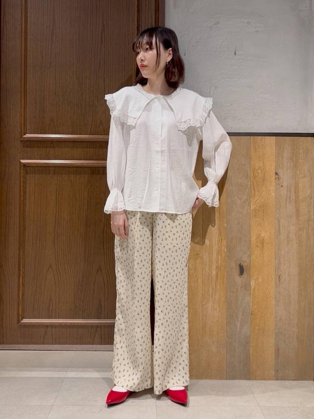 レッド系のパンプス、ブルー系のデニムジャケット、ホワイト系のシャツ/ブラウスを着用したレディースの春コーディネートの3枚目の写真