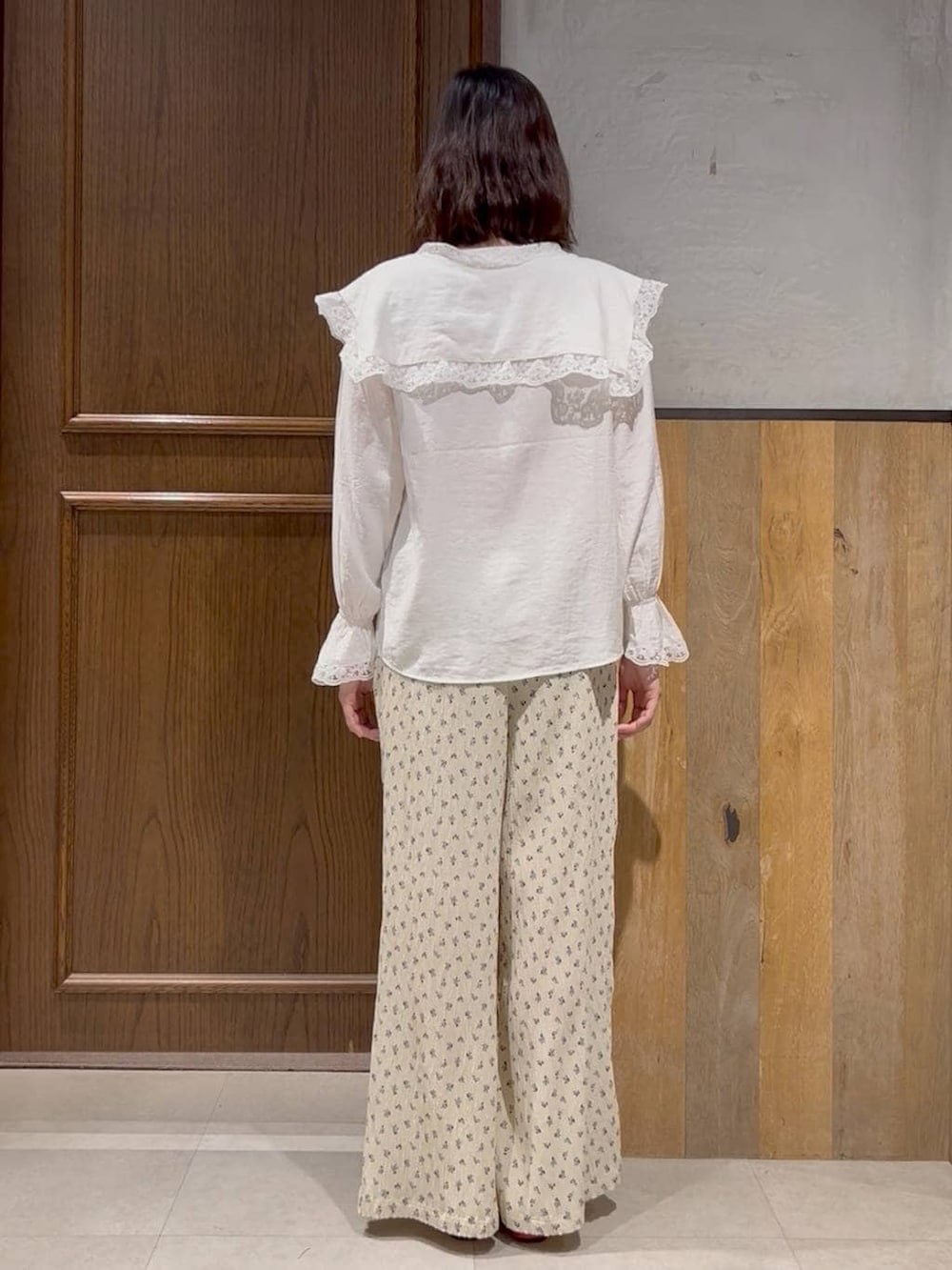 レッド系のパンプス、ブルー系のデニムジャケット、ホワイト系のシャツ/ブラウスを着用したレディースの春コーディネートの4枚目の写真