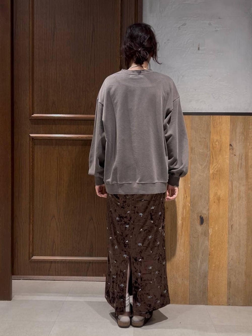 ブラウン系のテーラードジャケット、ブラウン系のスカート、ブラウン系のスウェットを着用したレディースの冬コーディネートの5枚目の写真