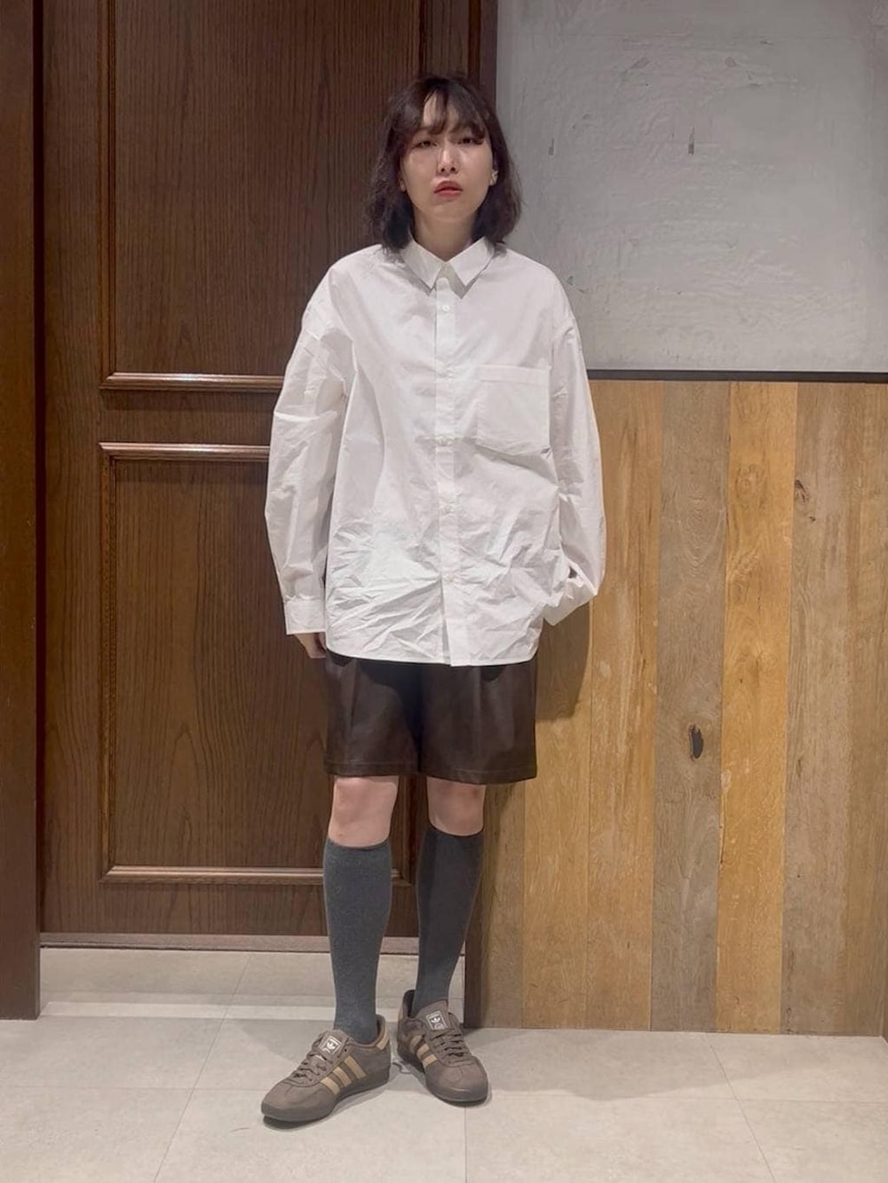 ホワイト系のシャツ/ブラウス、ブルー系のポロシャツ、ブラウン系のその他パンツを着用したレディースの冬コーディネートの3枚目の写真