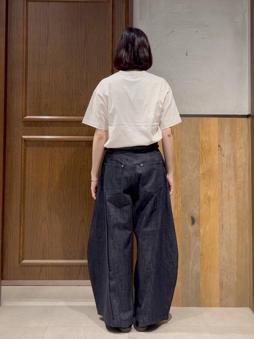 ブルー系のデニムパンツ、ブラック系のキーホルダーを着用したレディースの春コーディネートの4枚目の写真