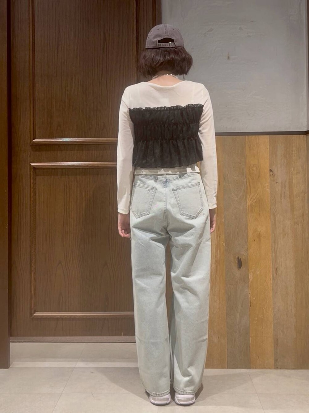 ブルー系のデニムパンツ、ホワイト系のTシャツ/カットソー、ブラウン系のブルゾンを着用したレディースの秋コーディネートの4枚目の写真