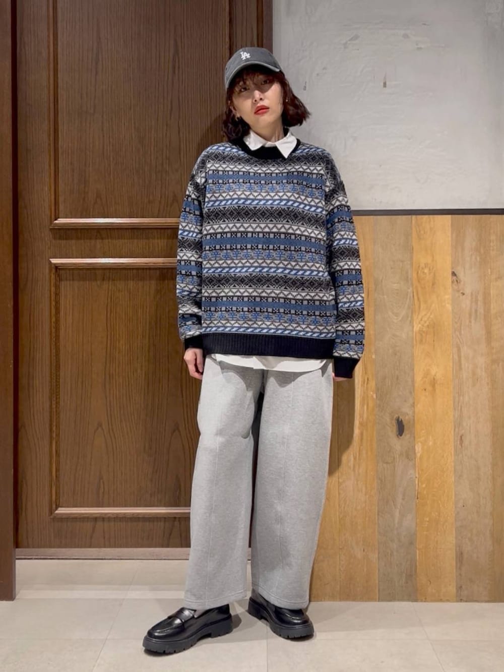 ホワイト系のシャツ/ブラウス、グレー系のスウェットパンツ、ブルー系のニット/セーターを着用したレディースの秋コーディネートの3枚目の写真