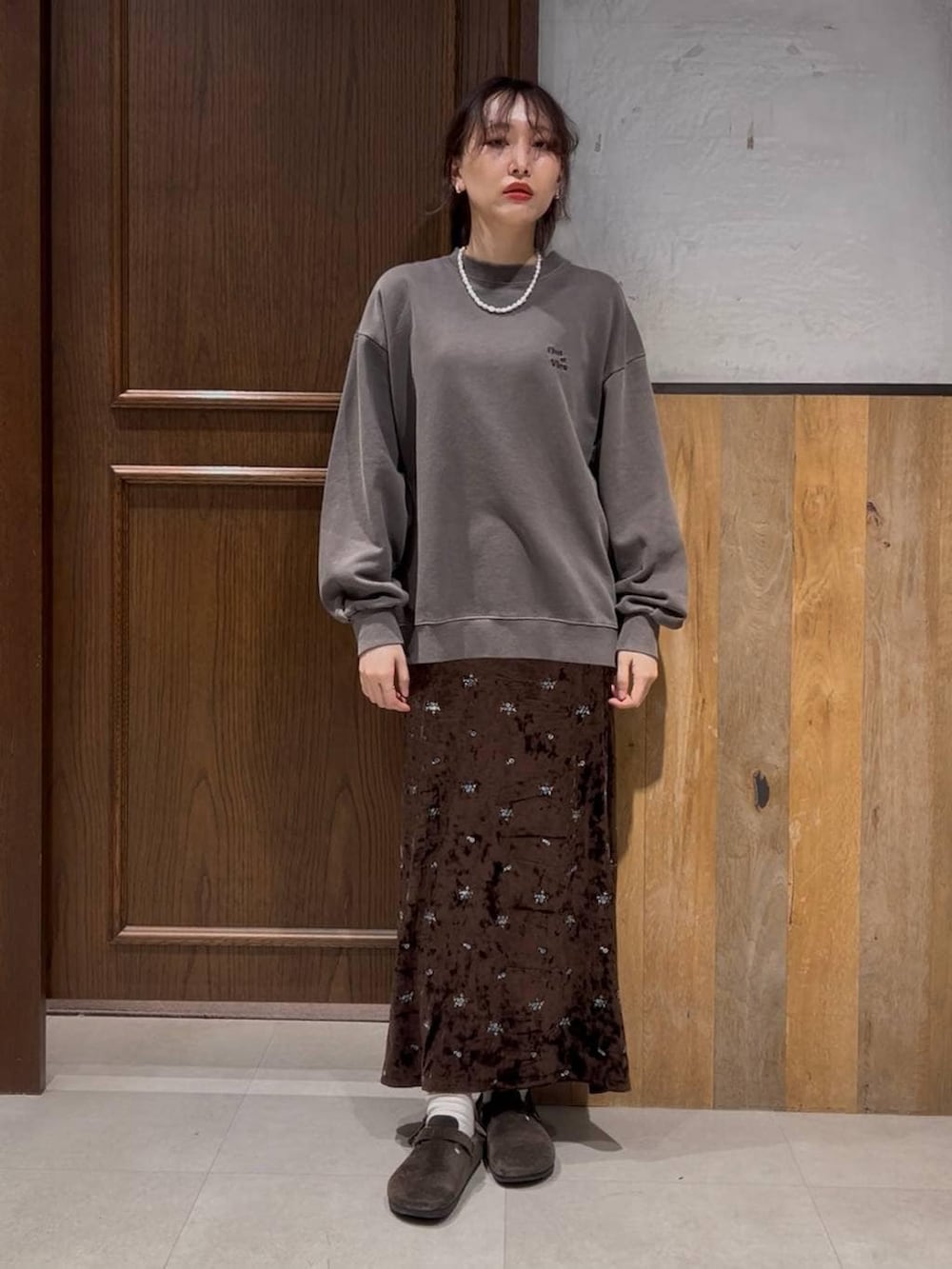 ブラウン系のテーラードジャケット、ブラウン系のスカート、ブラウン系のスウェットを着用したレディースの冬コーディネートの4枚目の写真