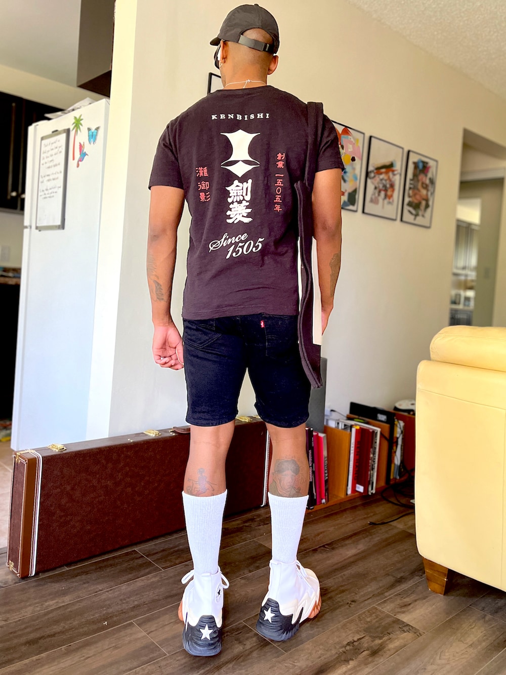 「プチプラ、夏コーデ、アツいコーデ全部見せ、メンズコーデ、シンプルスタイル、夏だ！Tシャツ着よう！、ootd、黒、converse、UNIQLO、Levi's、スニーカーコーデ、夏、今日のコーデ」｜「Levi'sの【ヴィンテージ古着】Levi's/リーバイス '569' デニム ハーフパンツ（デニムパンツ、ブラック系）」を使った、stefanlegacyさん（メンズ・175cm）の夏コーディネートの2枚目の写真