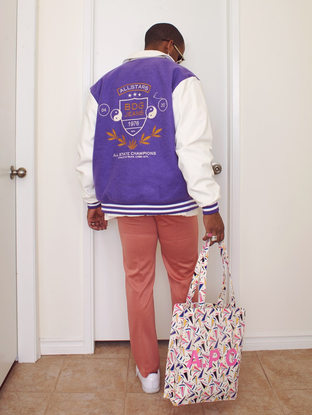 「オトナカジュアル、休日コーデ、春服」｜「A.P.C.のTOTE LOU  23PE（トートバッグ、ホワイト系）」を使った、stefanlegacyさん（メンズ・175cm）の冬コーディネートの2枚目の写真
