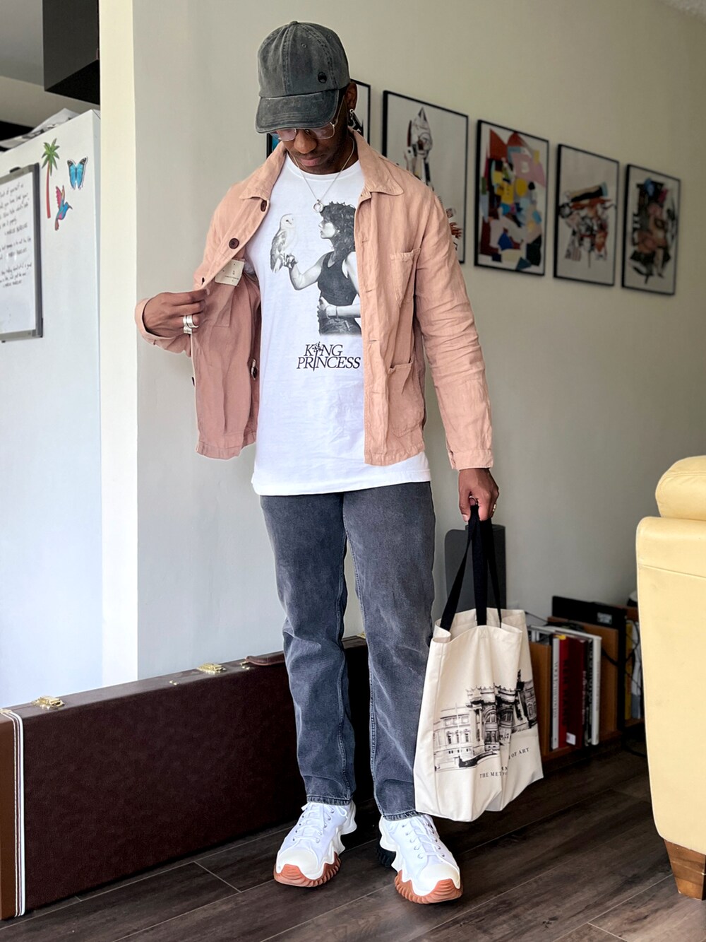 「シャツスタイル、淡色コーデ、秋服準備はじめました、メンズファッション、秋服、デニムコーデ、白Tシャツ、今日のコーデ、グレー」｜「CONVERSEのアイテム（シューズ、ホワイト系）」を使った、stefanlegacyさん（メンズ・175cm）の秋コーディネートの2枚目の写真