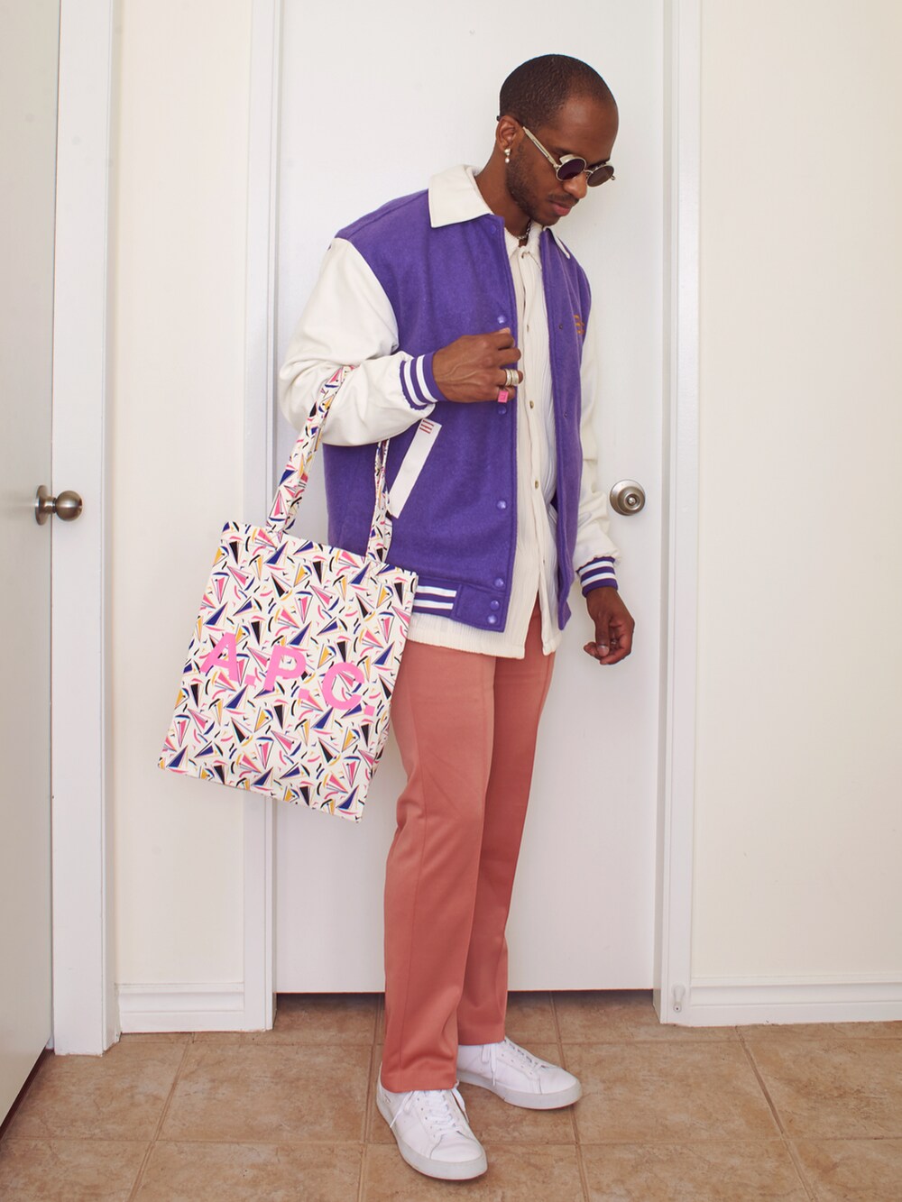 「オトナカジュアル、休日コーデ、春服」｜「A.P.C.のTOTE LOU  23PE（トートバッグ、ホワイト系）」を使った、stefanlegacyさん（メンズ・175cm）の冬コーディネートの3枚目の写真