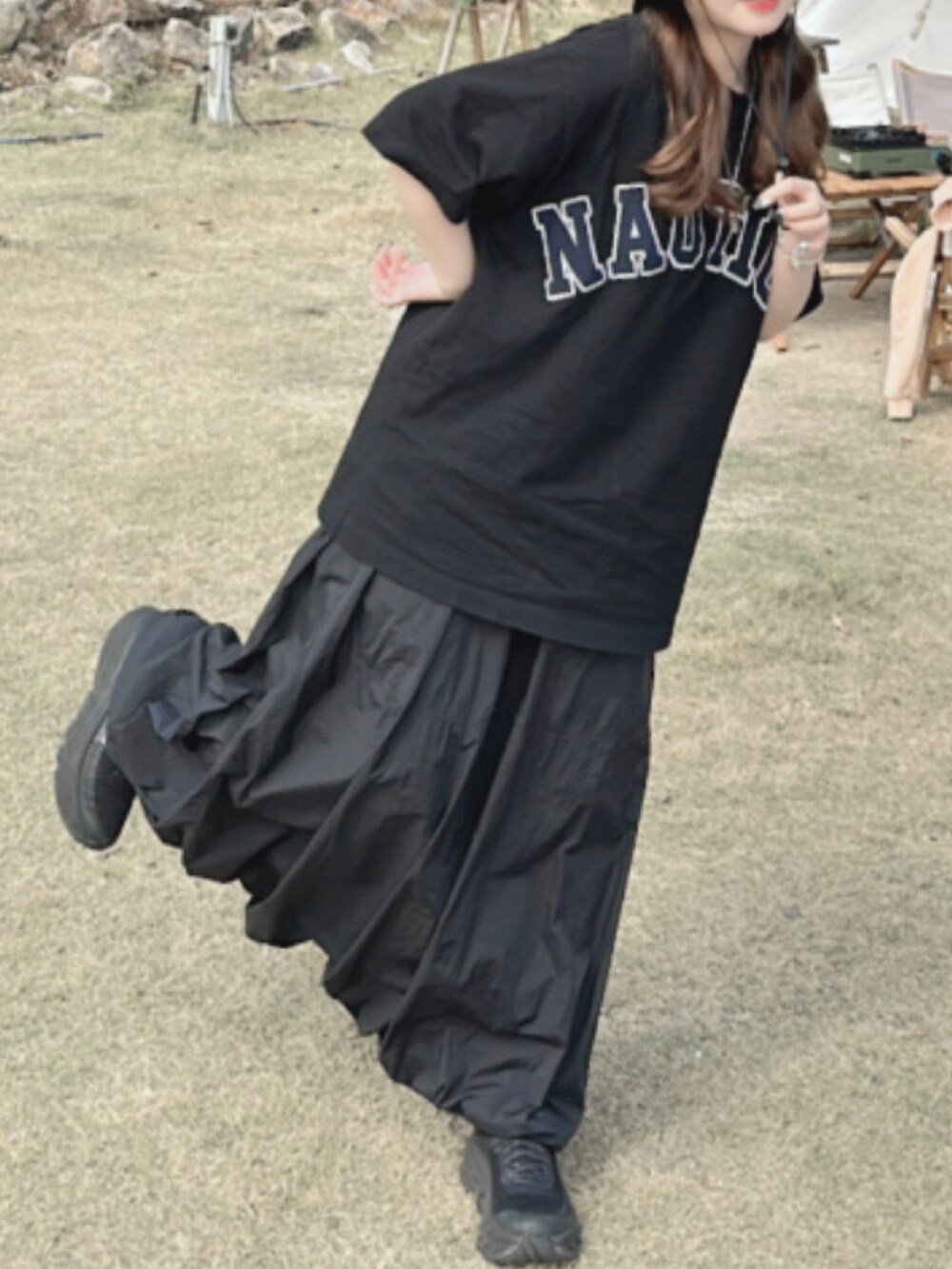 ホワイト系のTシャツ/カットソー、ブラック系のシューズを着用したレディースの冬コーディネートの2枚目の写真