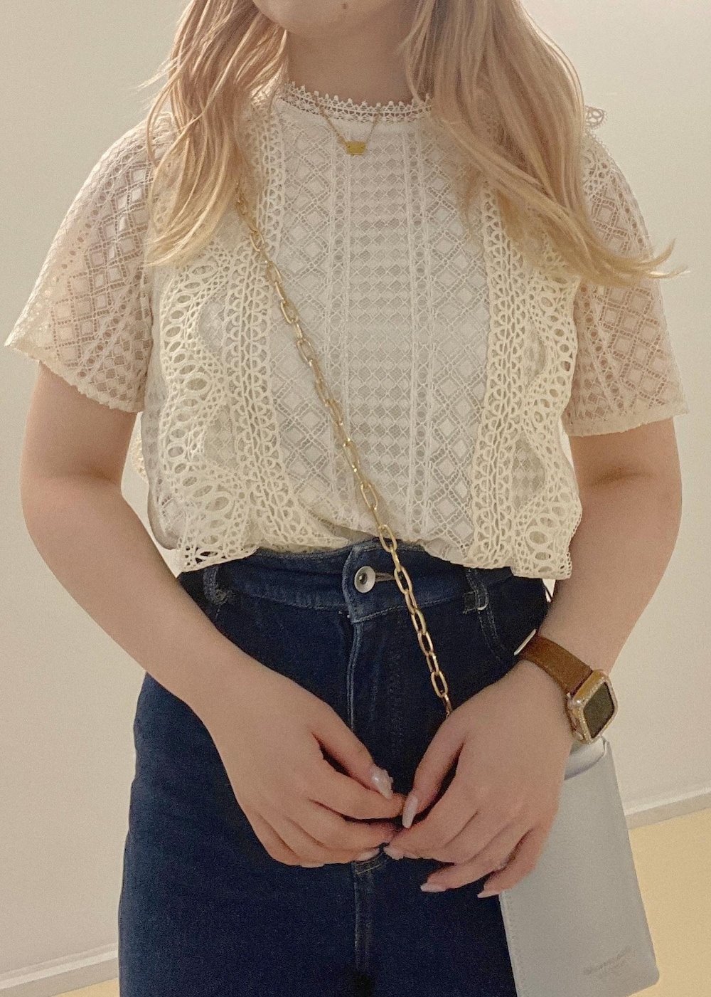 ブルー系のデニムパンツ、シルバー系のサンダル、シルバー系のショルダーバッグを着用したレディースの夏コーディネートの7枚目の写真