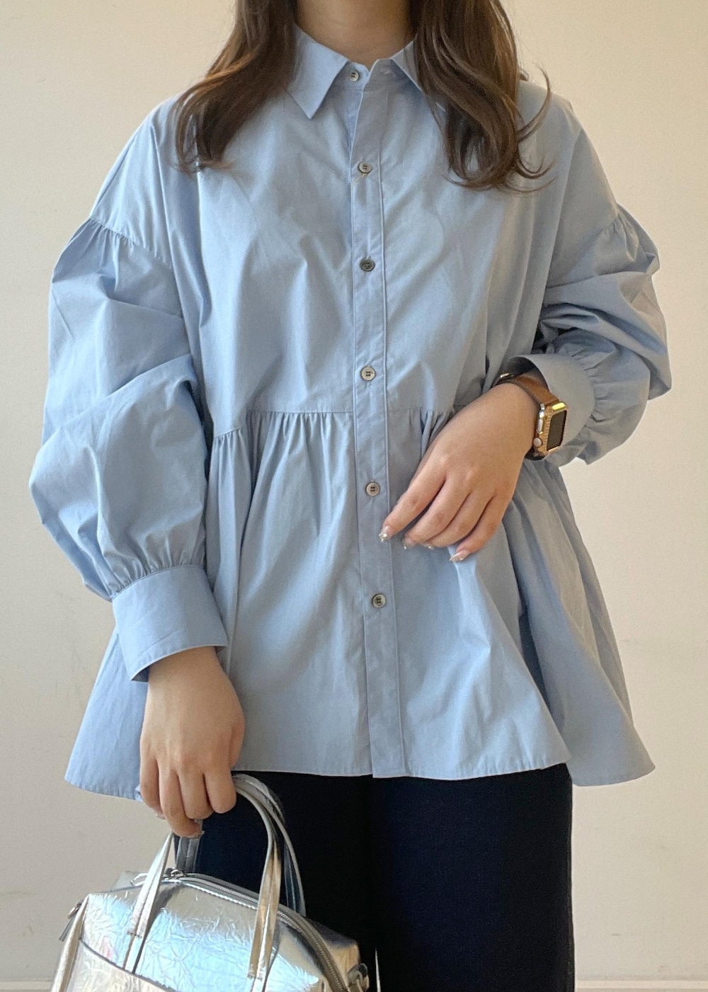 シルバー系のパンプス、ブルー系のデニムパンツ、シルバー系のボストンバッグを着用したレディースの秋コーディネートの7枚目の写真