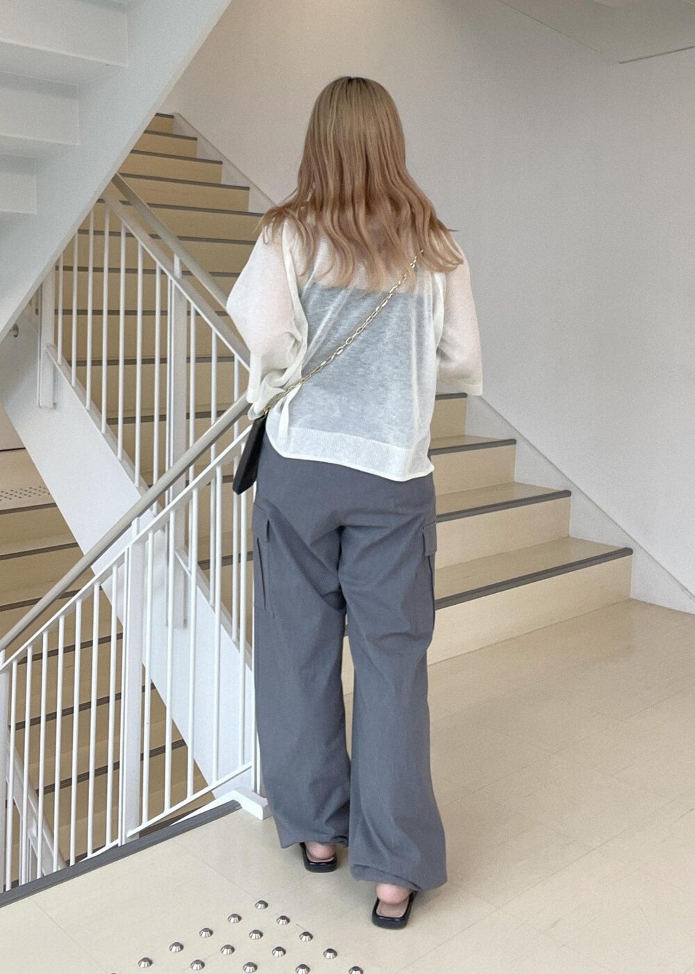 ブラック系のサンダル、ブラック系のショルダーバッグ、ブラック系のキャミソールを着用したレディースの夏コーディネートの2枚目の写真