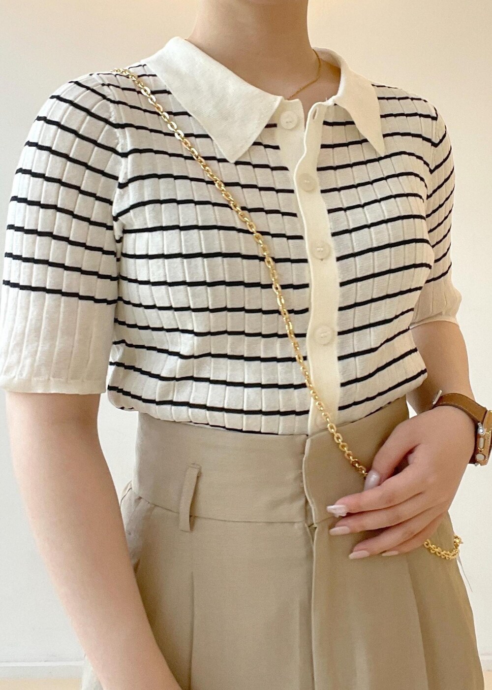 ブラック系のサンダル、ベージュ系のその他パンツ、ホワイト系のニット/セーターを着用したレディースの夏コーディネートの8枚目の写真