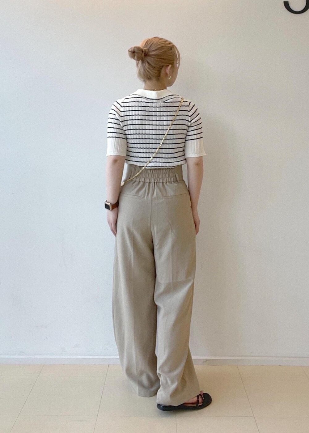 ブラック系のサンダル、ベージュ系のその他パンツ、ホワイト系のニット/セーターを着用したレディースの夏コーディネートの3枚目の写真