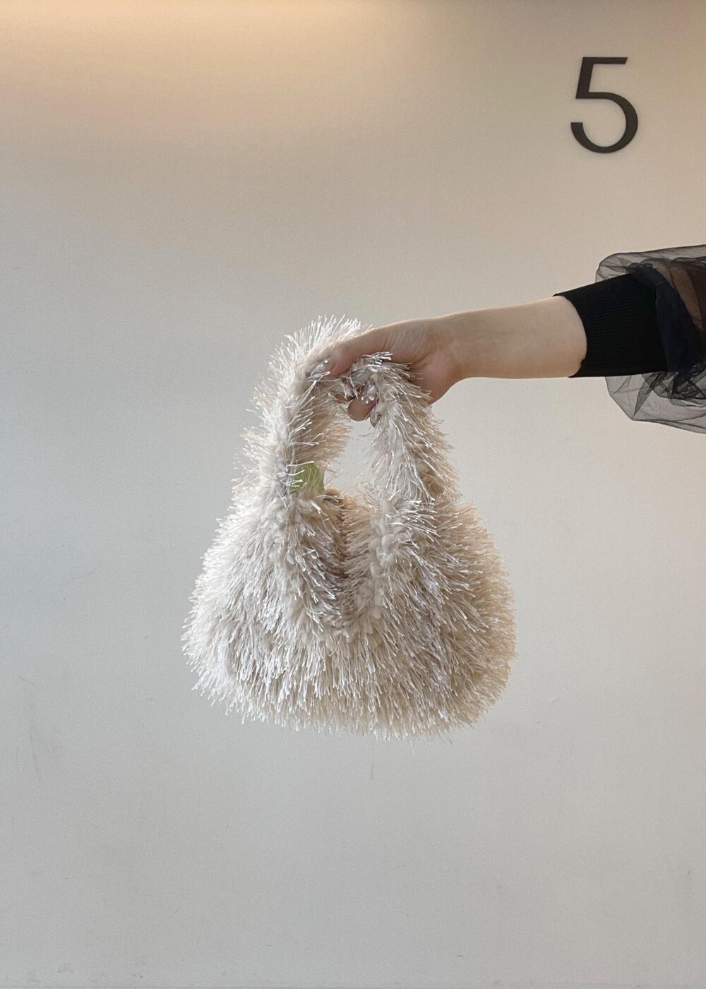 ホワイト系のタンクトップ、ベージュ系のハンドバッグ、ブラック系のパンプスを着用したレディースの秋コーディネートの10枚目の写真