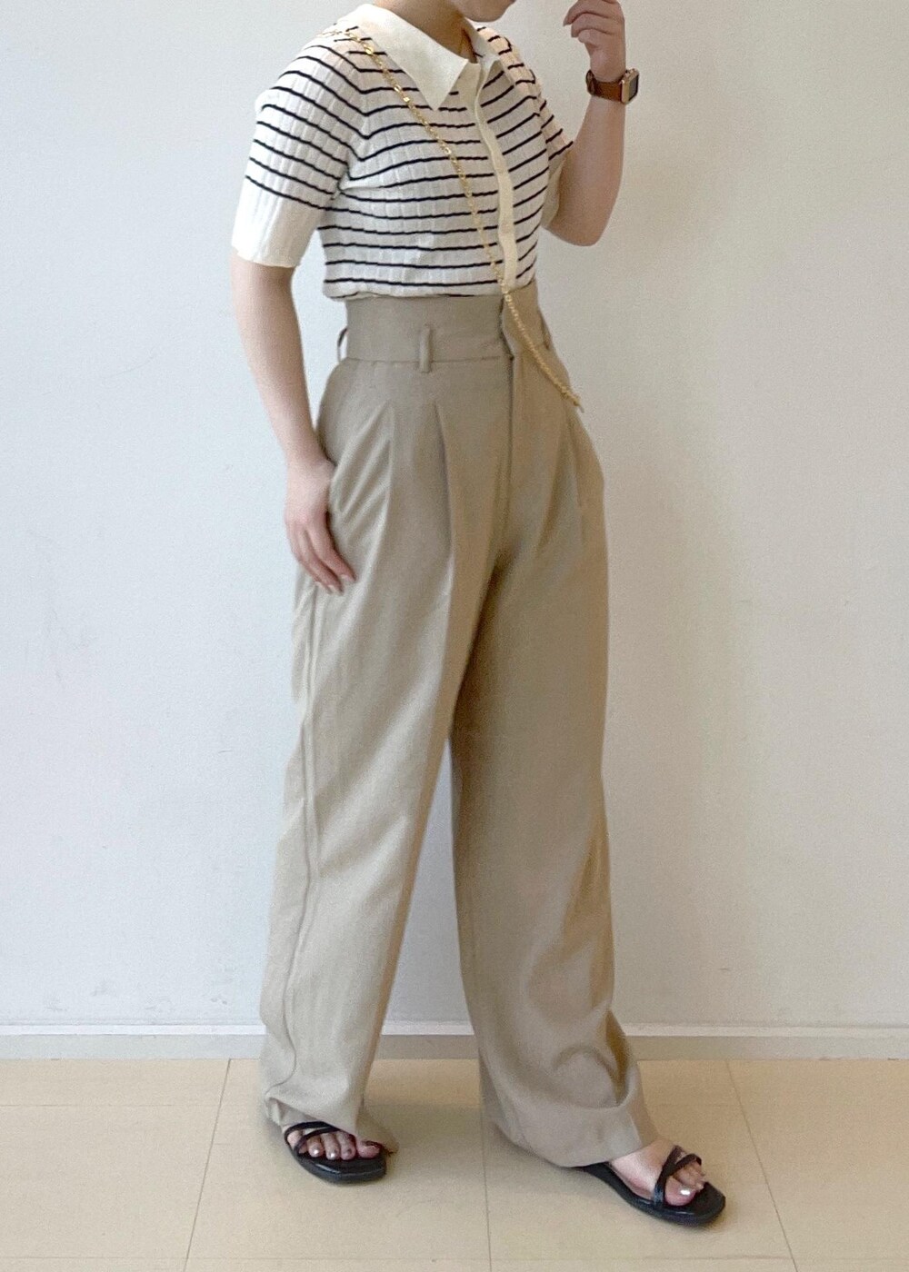 ブラック系のサンダル、ベージュ系のその他パンツ、ホワイト系のニット/セーターを着用したレディースの夏コーディネートの5枚目の写真