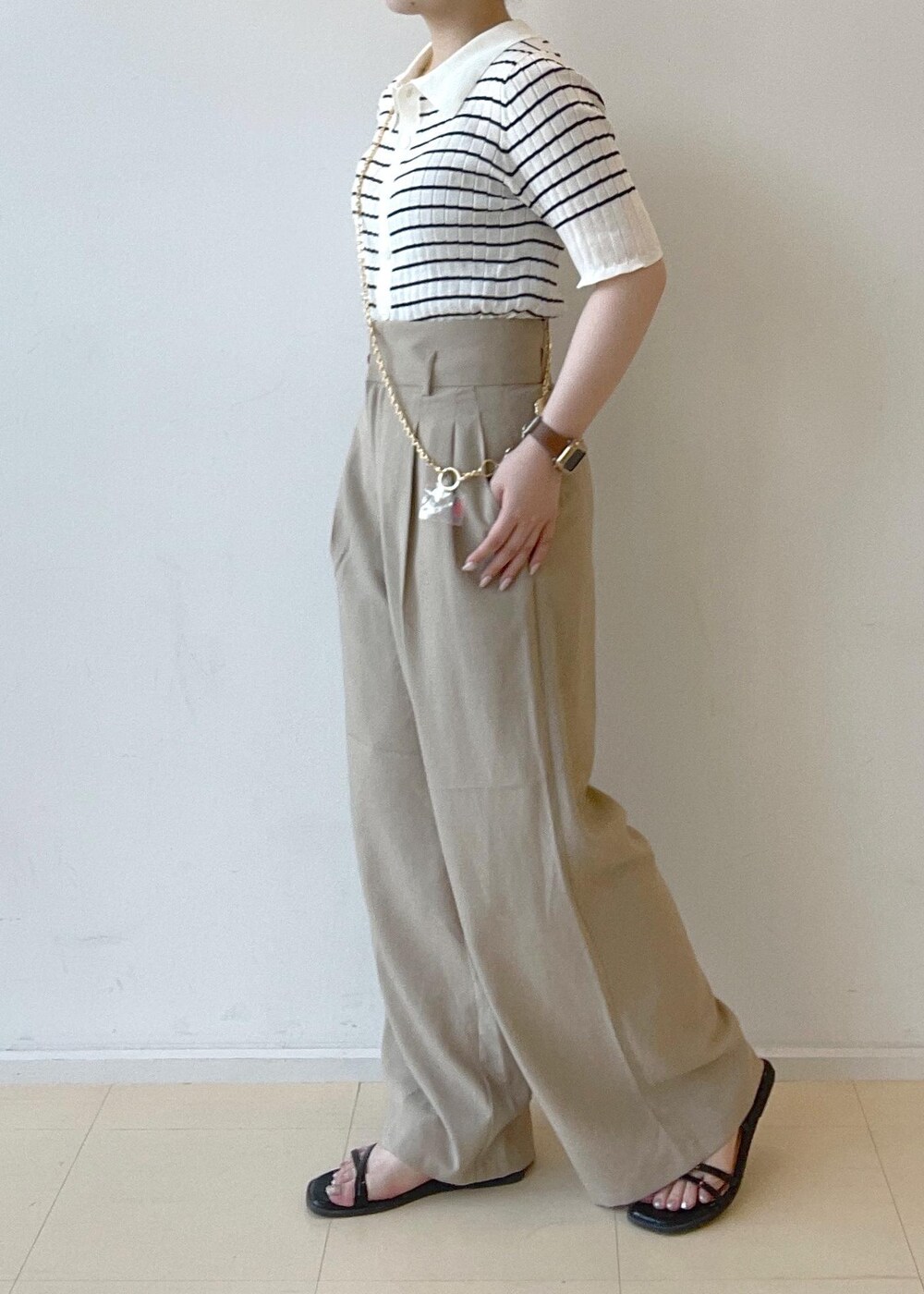 ブラック系のサンダル、ベージュ系のその他パンツ、ホワイト系のニット/セーターを着用したレディースの夏コーディネートの4枚目の写真