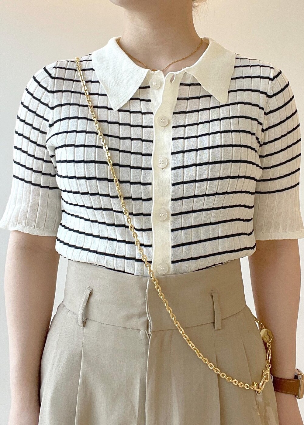 ブラック系のサンダル、ベージュ系のその他パンツ、ホワイト系のニット/セーターを着用したレディースの夏コーディネートの7枚目の写真