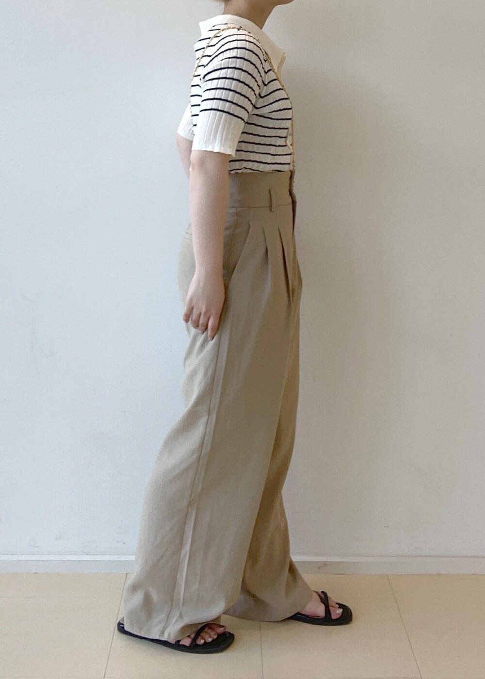 ブラック系のサンダル、ベージュ系のその他パンツ、ホワイト系のニット/セーターを着用したレディースの夏コーディネートの6枚目の写真