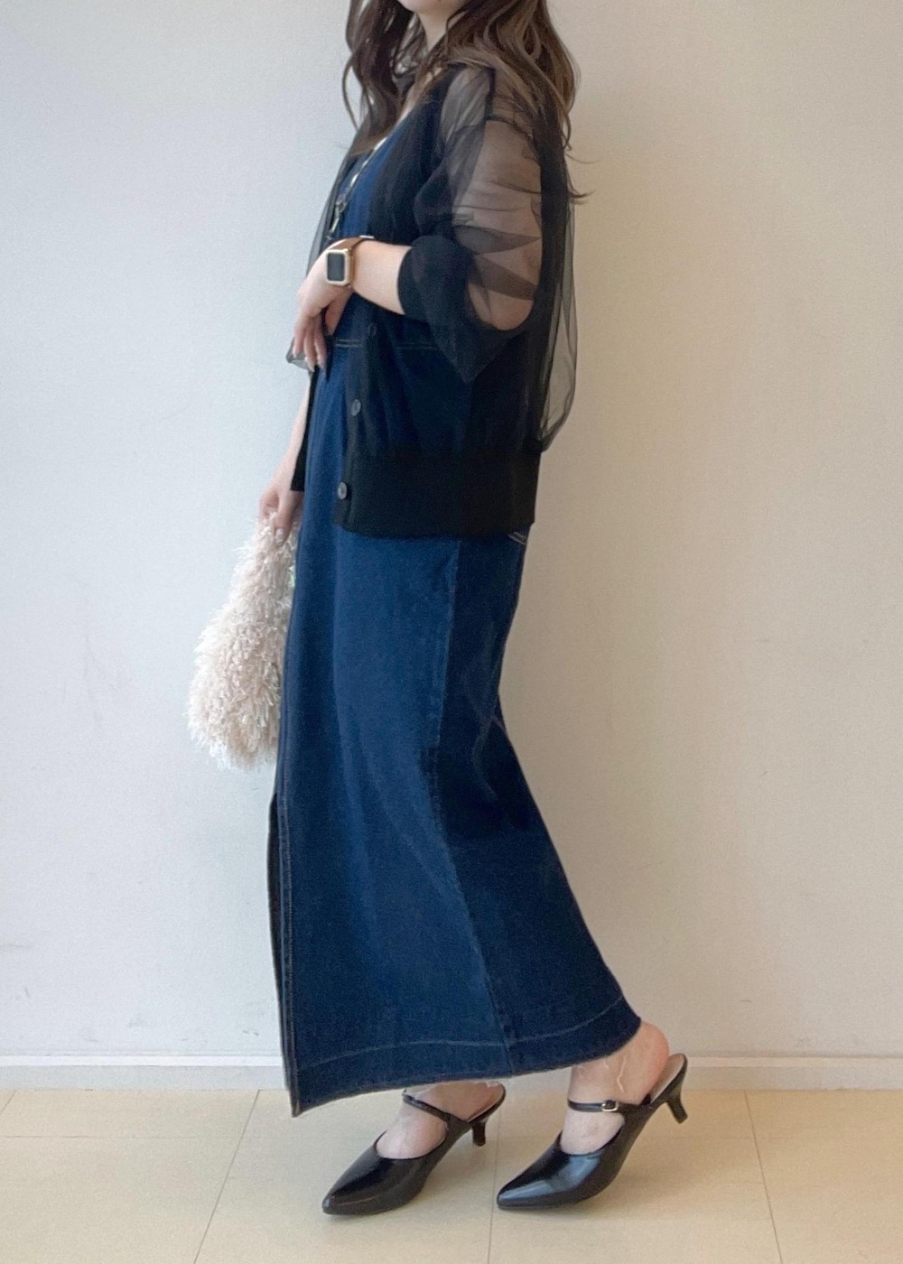 ホワイト系のタンクトップ、ベージュ系のハンドバッグ、ブラック系のパンプスを着用したレディースの秋コーディネートの7枚目の写真