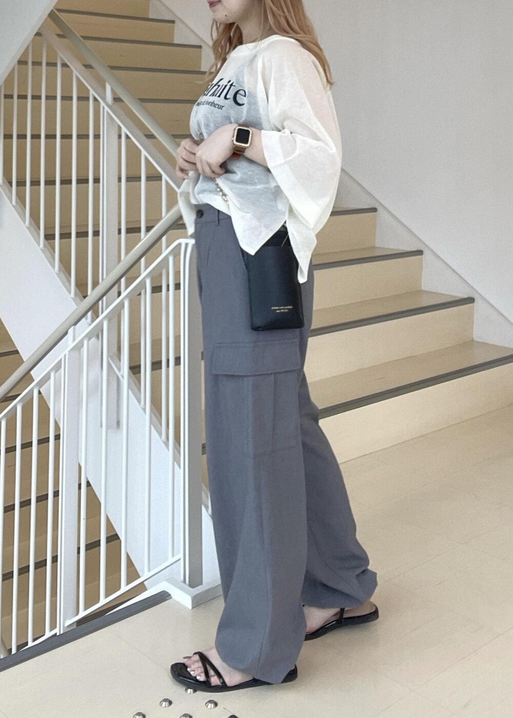 ブラック系のサンダル、ブラック系のショルダーバッグ、ブラック系のキャミソールを着用したレディースの夏コーディネートの3枚目の写真