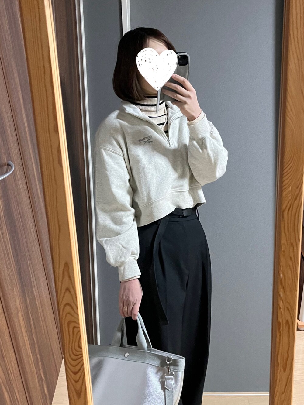 「GU、UNIQLO、しまむらコーデ、しまむら×Reebok、reebok、パンツスタイル、スウェット、カジュアルコーデ、アラフォー、アラフォーコーデ、スボーツミックス、レイヤードスタイル、ハーフジップ」｜「Reebokのしまむら×リーボック（スウェット、グレー系）」を使った、sawara2216さん（レディース・165cm）の春コーディネートの2枚目の写真