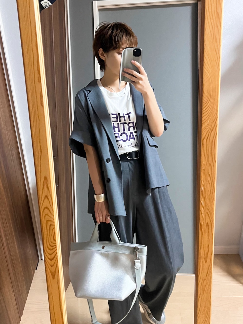 ホワイト系のTシャツ/カットソー、グレー系のシャツ/ブラウス、グレー系のパンツを着用したレディースの秋コーディネートの3枚目の写真