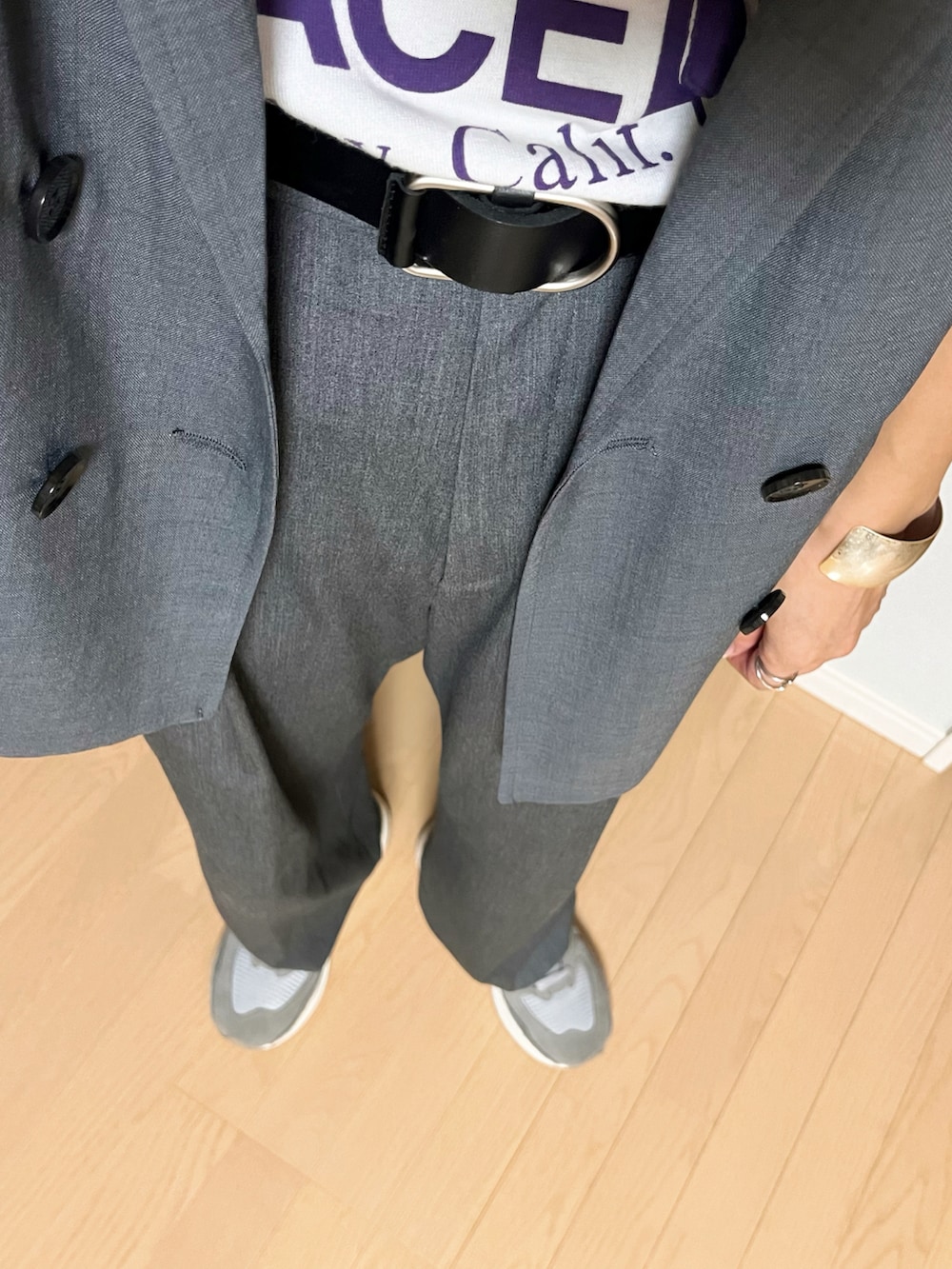 ホワイト系のTシャツ/カットソー、グレー系のシャツ/ブラウス、グレー系のパンツを着用したレディースの秋コーディネートの4枚目の写真