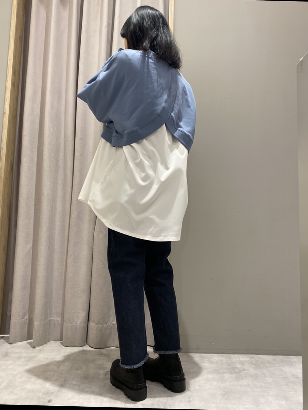 ブルー系のパンツ、ブラック系のシューズ、ブルー系のトップスを着用したレディースの冬コーディネートの2枚目の写真