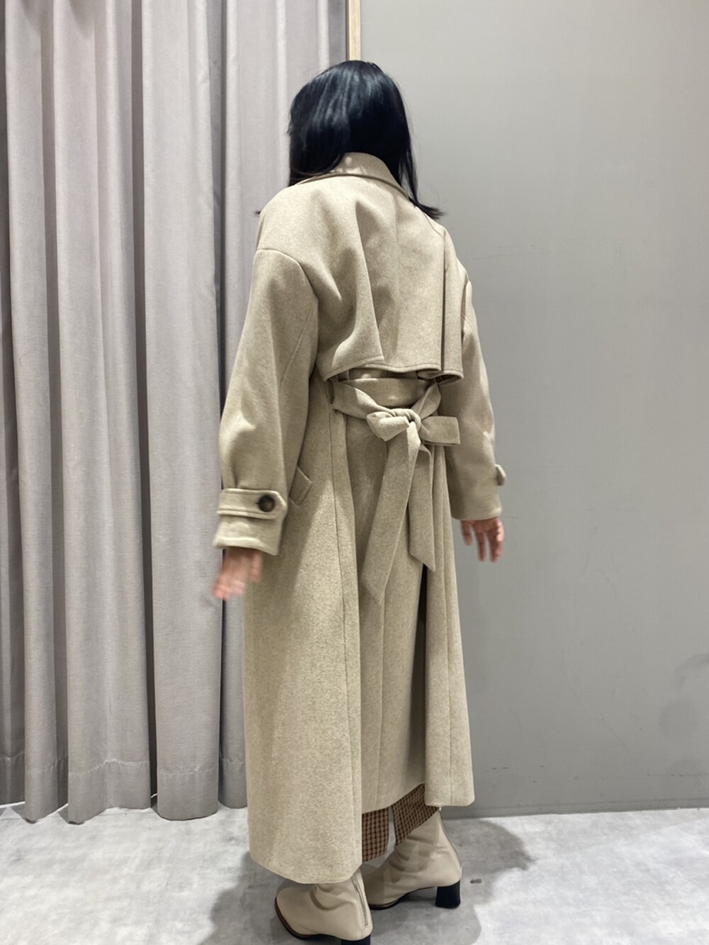 ブラウン系のスカート、ホワイト系のトップス、ベージュ系のジャケット/アウターを着用したレディースの冬コーディネートの3枚目の写真