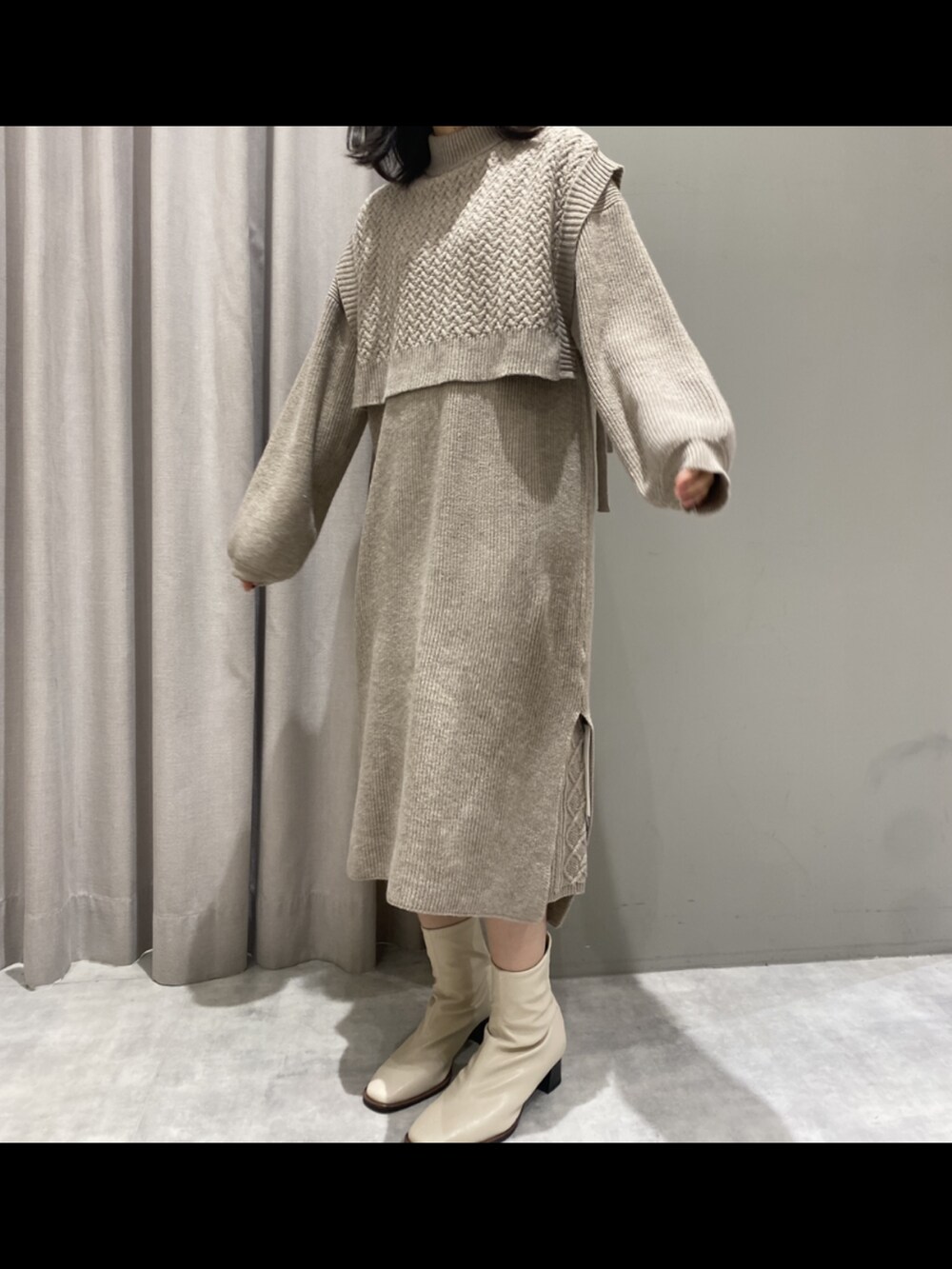 ホワイト系のブーツ、ベージュ系のワンピース/ドレス、ホワイト系のスカートを着用したレディースの秋コーディネートの2枚目の写真