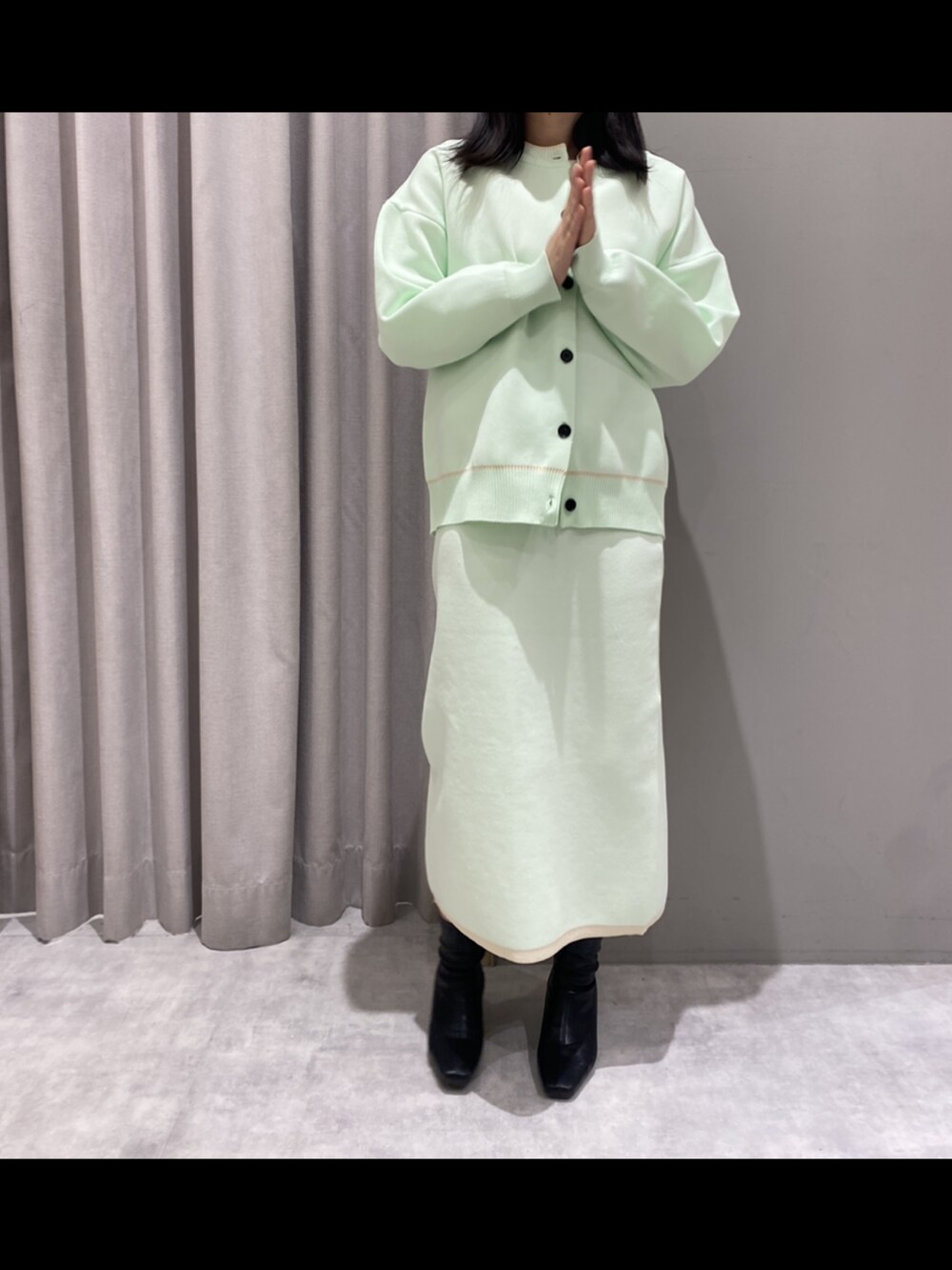 グリーン系のジャケット/アウター、グリーン系のスカート、ブラック系のシューズを着用したレディースの冬コーディネートの2枚目の写真